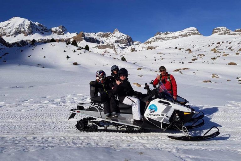 motos-de-nieve-accion-pirineos-familia-feliz-en-moto-de-nieve